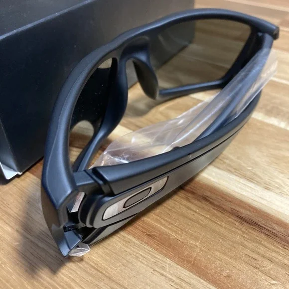 NEW Oakley Fuel Cell Sunglasses Matte Black Frame Grey Polarized Lens 9096-05 - Picture 9 of 12